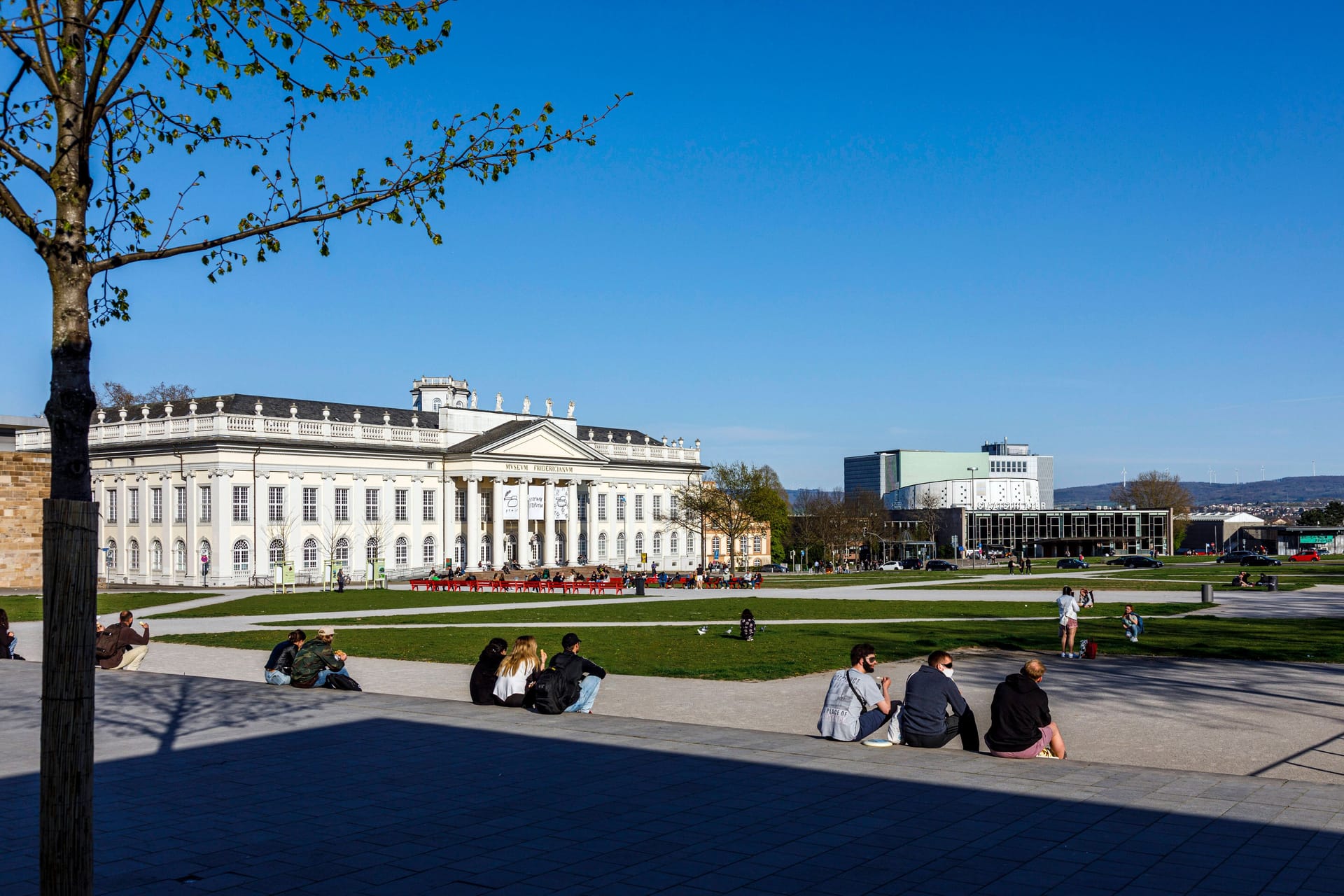 Friedrichsplatz in Kassel, mit Kunsthalle Fridericianum links und Staatstheater: Die hessische Stadt hat auch schöne Seiten, die viele nicht kennen.