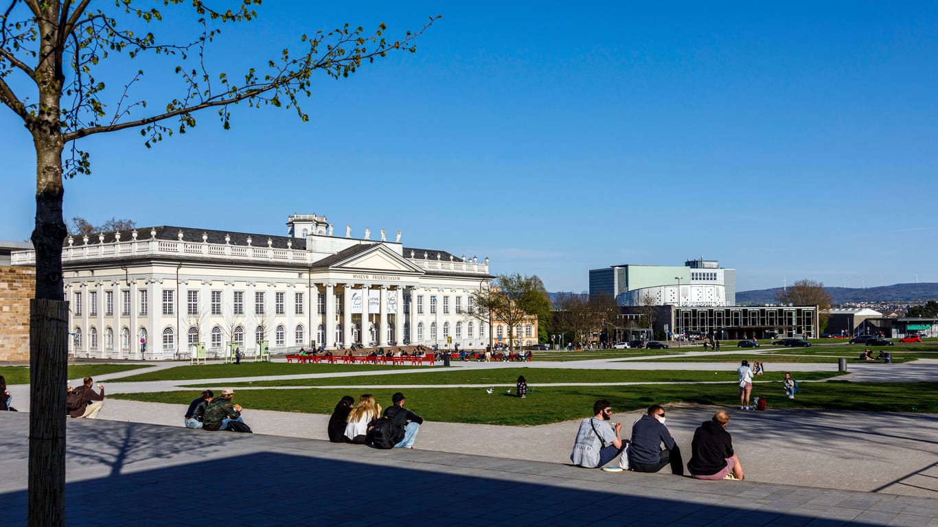 Friedrichsplatz in Kassel, mit Kunsthalle Fridericianum links und Staatstheater: Die hessische Stadt hat auch schöne Seiten, die viele nicht kennen.