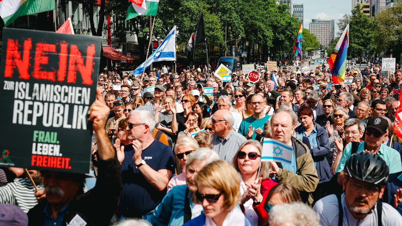 Demonstranten protestieren auf dem Steindamm: Die Demonstration in St. Georg war als Gegenkundgebung zu einer von Islamisten organisierten Versammlung geplant.