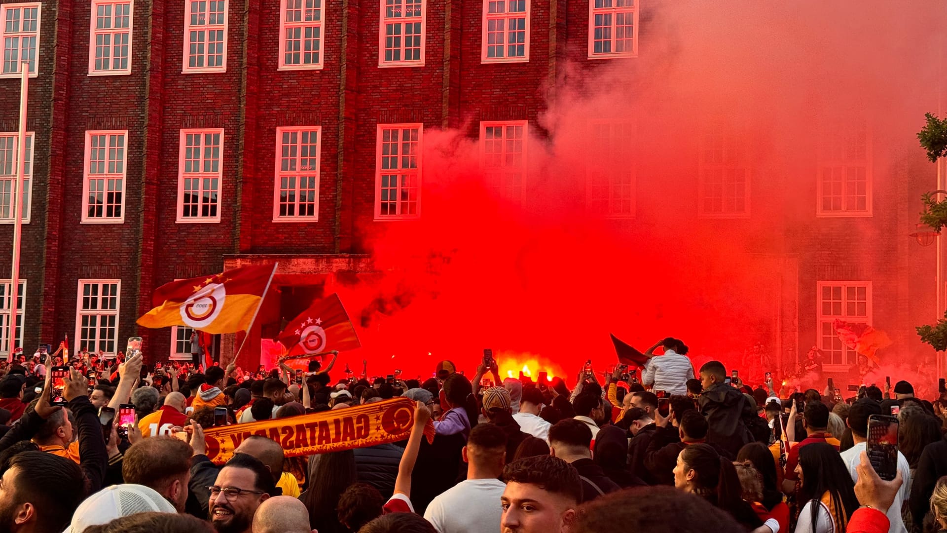 Fußballfans am Sonntag vor dem Amtsgericht Duisburg-Hamborn.