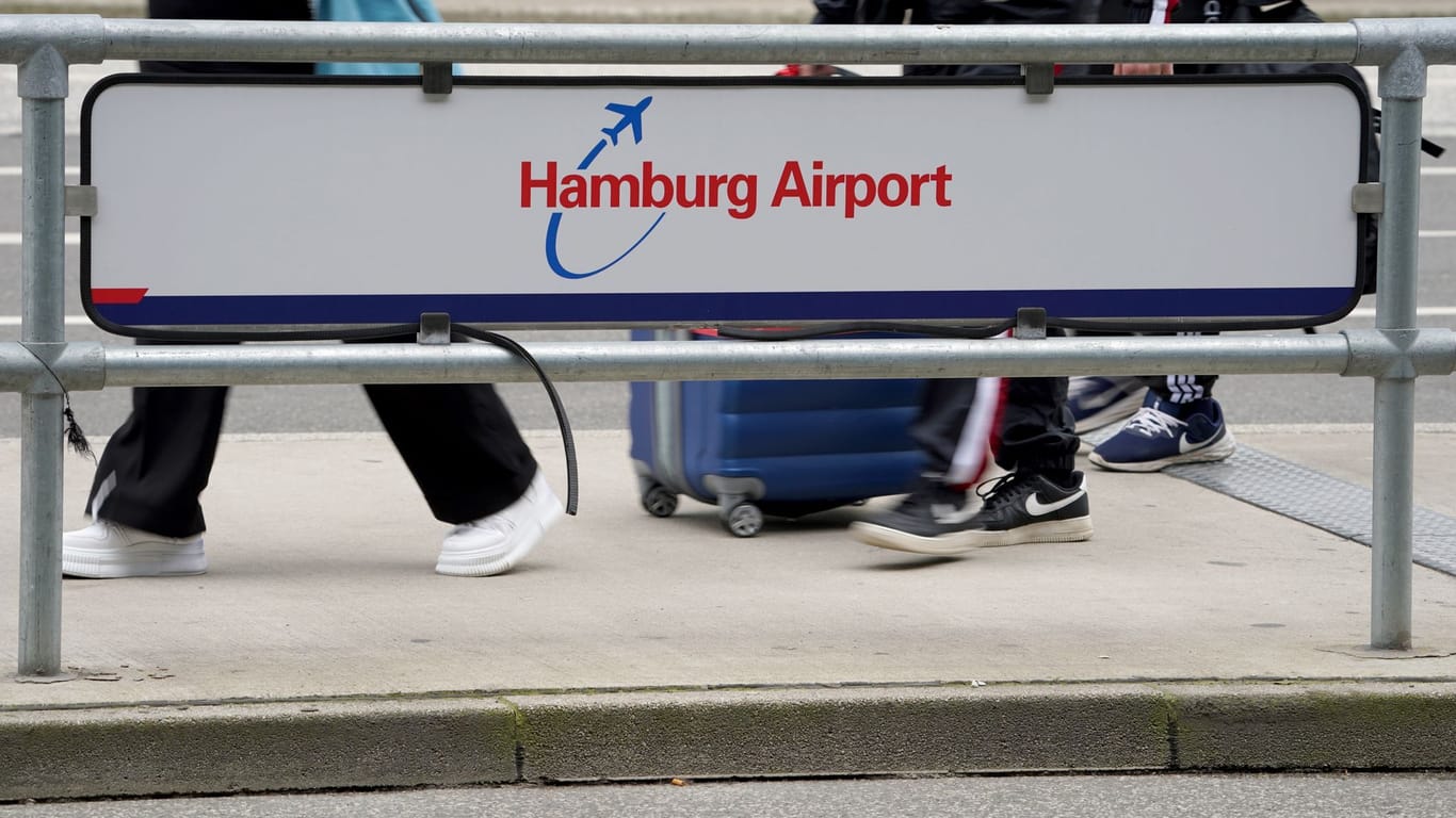 Fluggäste gehen zu einem Terminal am Flughafen (Symbolbild): Ein vergesslicher Reisender hat am Freitag für großes Chaos gesorgt.
