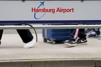 Fluggäste gehen zu einem Terminal am Flughafen (Symbolbild): Ein vergesslicher Reisender hat am Freitag für großes Chaos gesorgt.