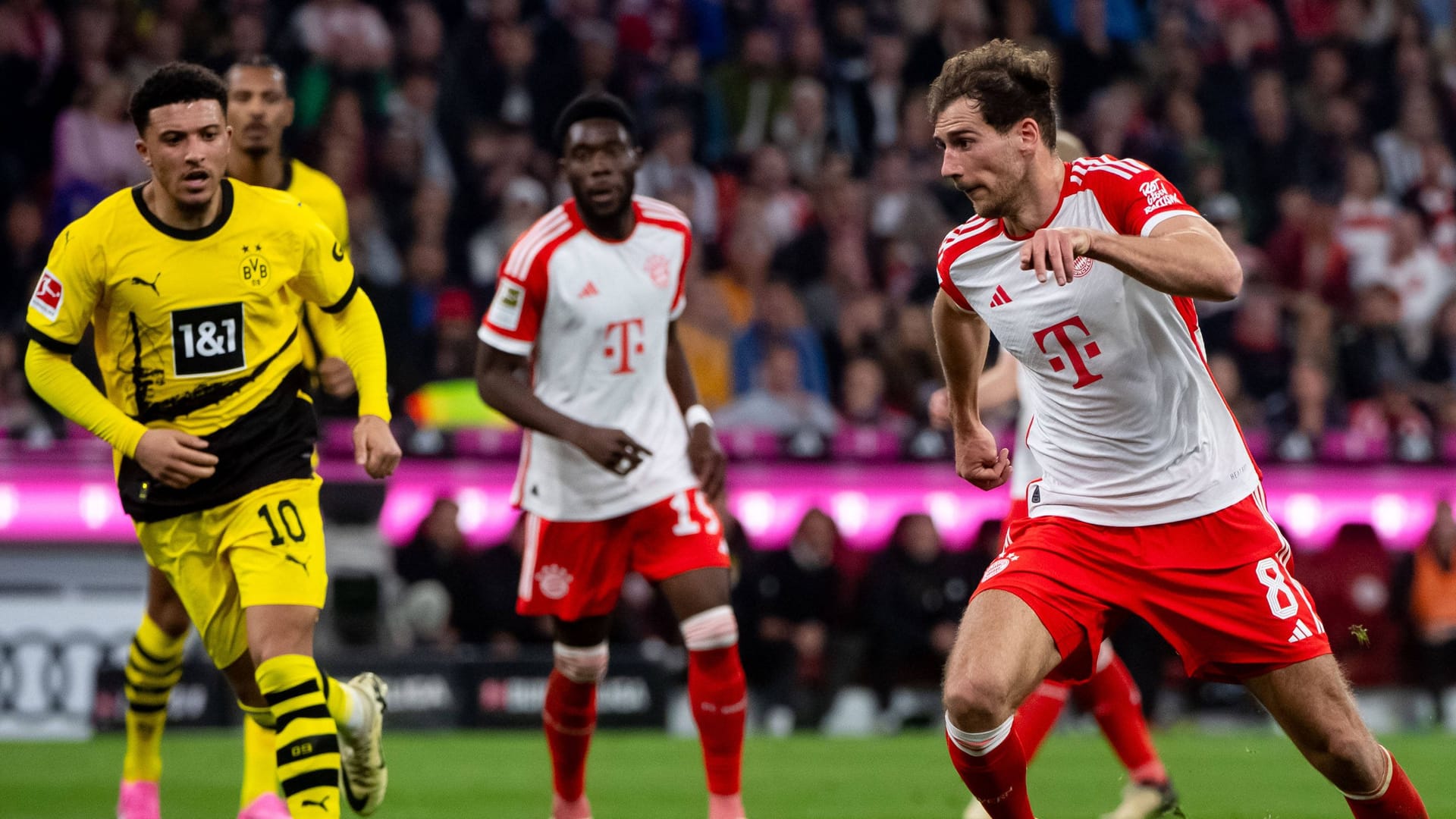 Jadon Sancho und Leon Goretzka (r.): Werden die Mannschaften auch abseits ihrer Heimstadien ein Punktspiel bestreiten?