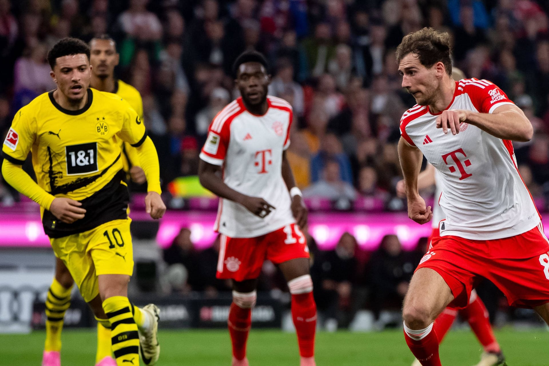 Jadon Sancho und Leon Goretzka (r.): Werden die Mannschaften auch abseits ihrer Heimstadien ein Punktspiel bestreiten?