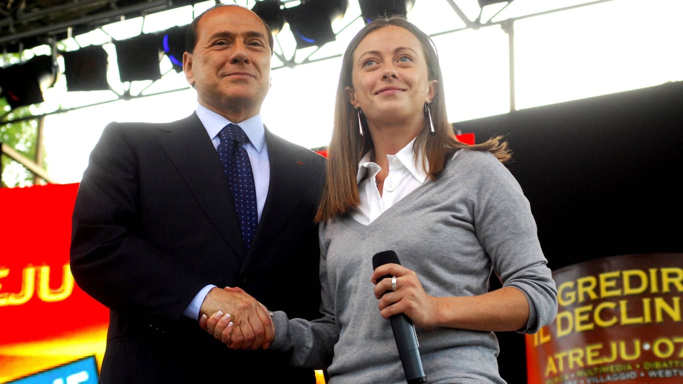 Giorgia Meloni mit dem früheren italienischen Ministerpräsidenten Silvio Berlusconi: Ihre Parteien regieren mittlerweile gemeinsam Italien.