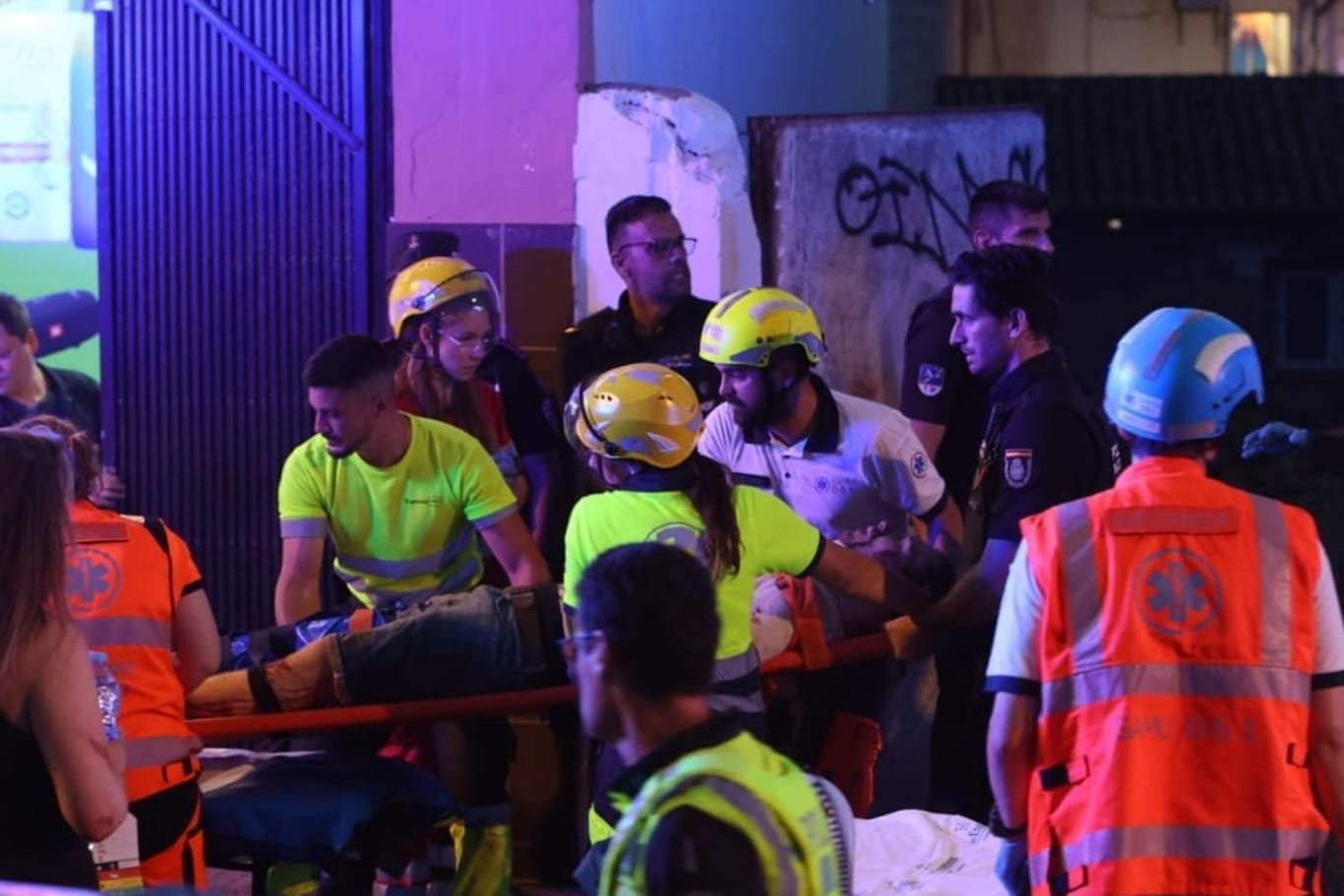 Rettungsdienste sind nach dem Einsturz eines Gebäudes am Strand von Palma im Einsatz.