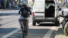 Ein Auto parkt auf einem Fahrradstreifen (Symbolbild): Außendienstkräfte der Stadt kontrollieren regelmäßig auf den Straßen Hannovers.
