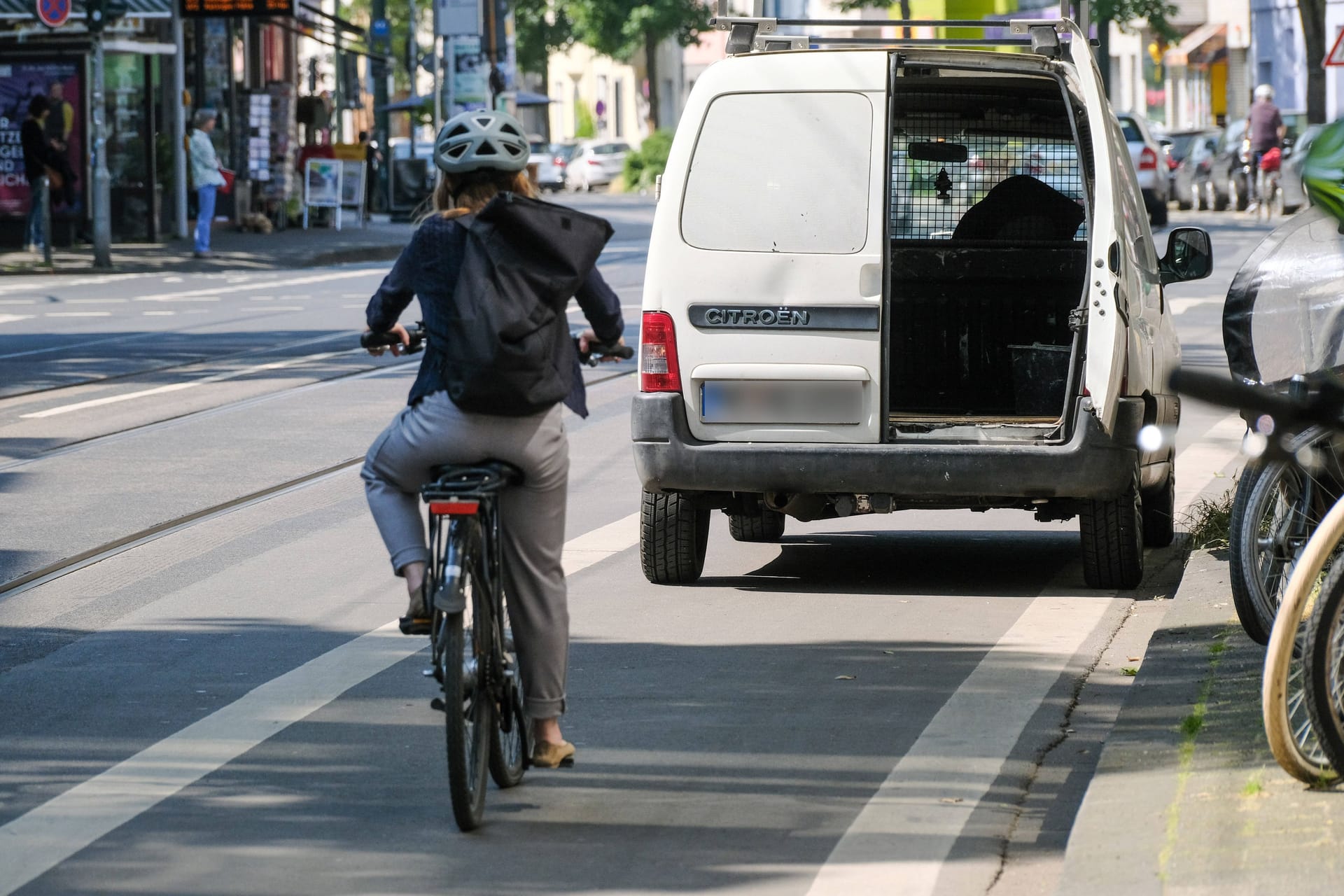 Ein Auto parkt auf einem Fahrradstreifen (Symbolbild): Außendienstkräfte der Stadt kontrollieren regelmäßig auf den Straßen Hannovers.