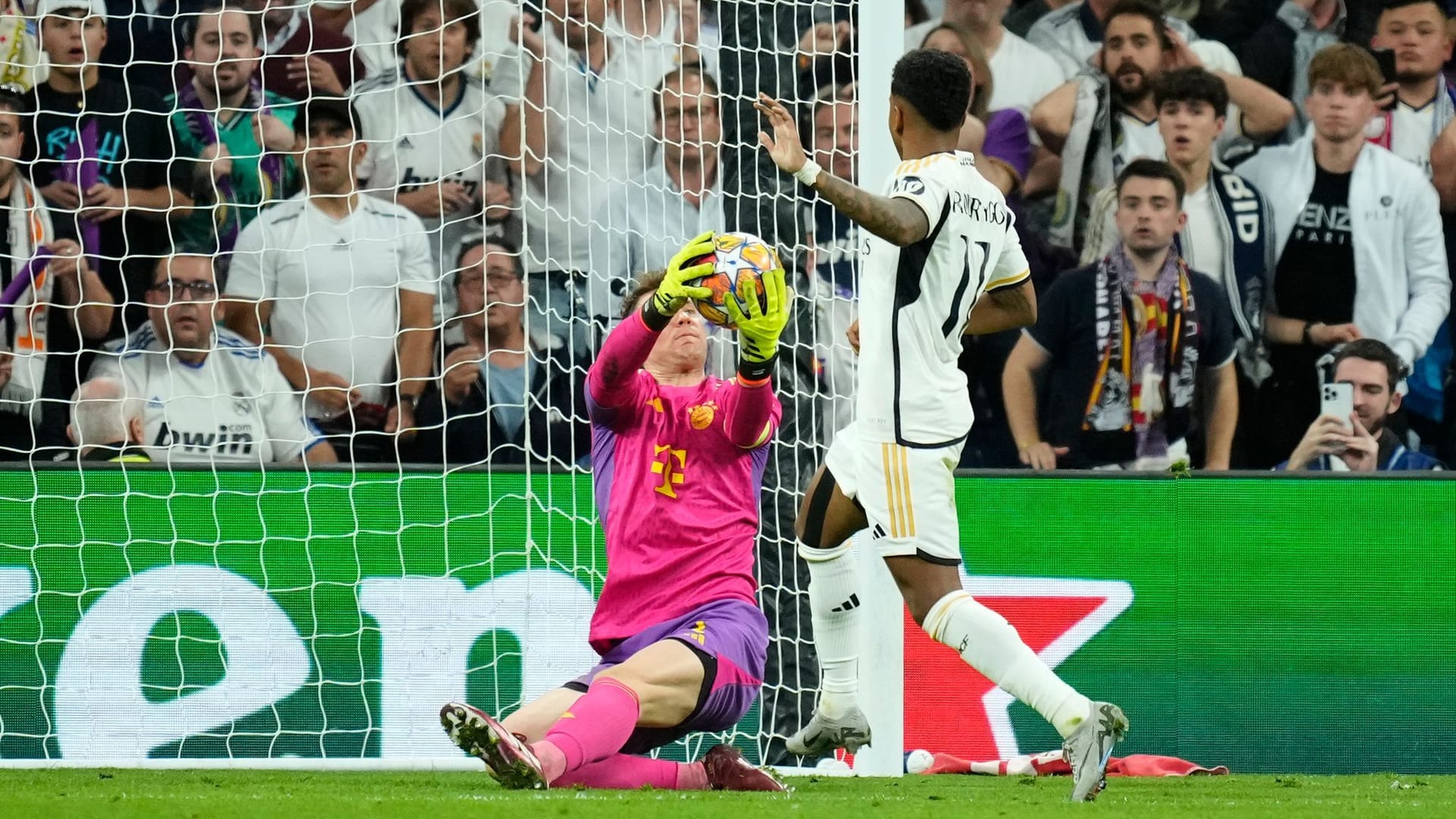 Manuel Neuer: Parierte den Nachschuss nach Reals Pfostentreffer stark (13.). Lenkte auch Vinicius' Schlenzer am Tor vorbei (40.). Entschärfte auch Rodrygos Freistoß (59.) und den nächsten Vinicius-Schuss (61.). War schlicht überragend – bis zu seinem folgenschweren Patzer beim 1:1, als ihm der Ball aus den Armen flutschte. Wurde damit zu Bayerns tragischem Helden. Erinnerte ein wenig an Kahn im WM-Finale gegen Brasilien. Note 4