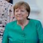 Angela Merkel begrüßt Emanuel Macron in ihrem Lieblingslook