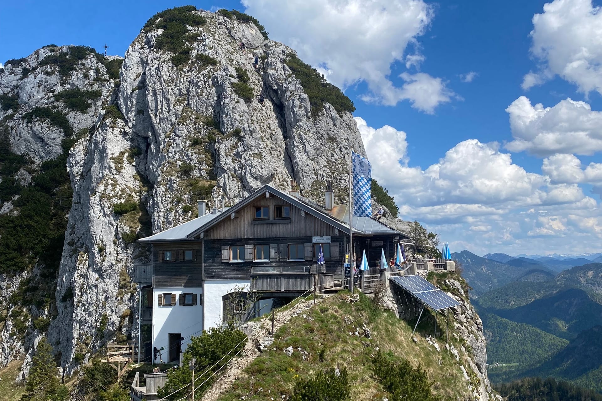 Schmiegt sich anmutig in den Felsen: die Tegernseer Hütte.