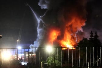 Großbrand in der Nacht in BERLIN - Erst TSR-Hamburg, nun Großbrand bei TSR Recycling Berlin