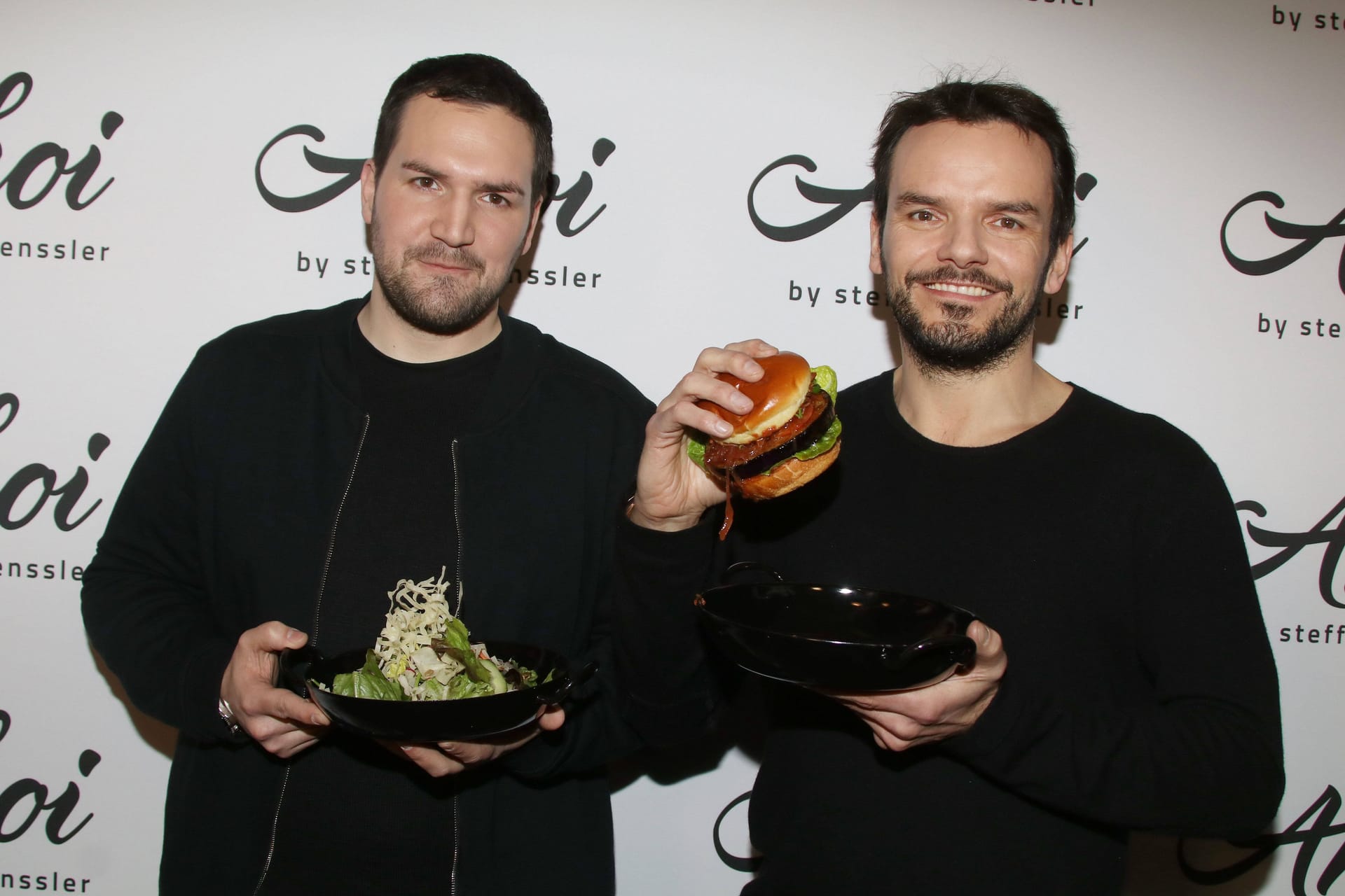 Steffen Henssler mit seinem Bruder Peter bei der Eröffnung eines "Ahoi"-Restaurants.