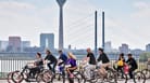 Radfahrer auf der Rheinbrücke in Düsseldorf (Archivbild): Am Sonntag radeln Tausende durch die Landeshauptstadt.