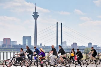 Radfahrer auf der Rheinbrücke in Düsseldorf (Archivbild): Am Sonntag radeln Tausende durch die Landeshauptstadt.