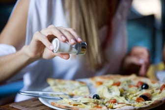 Salziges Essen: Salz verleiht Mahlzeiten Geschmack - zu viel schadet allerdings der Gesundheit.