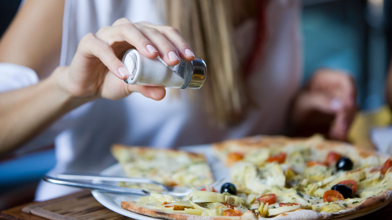 Salziges Essen: Salz verleiht Mahlzeiten Geschmack - zu viel schadet allerdings der Gesundheit.