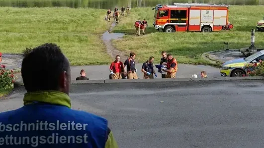 Großeinsatz am Elbufer: Bei einem Blitzeinschlag in Dresden wurden zehn Menschen verletzt.