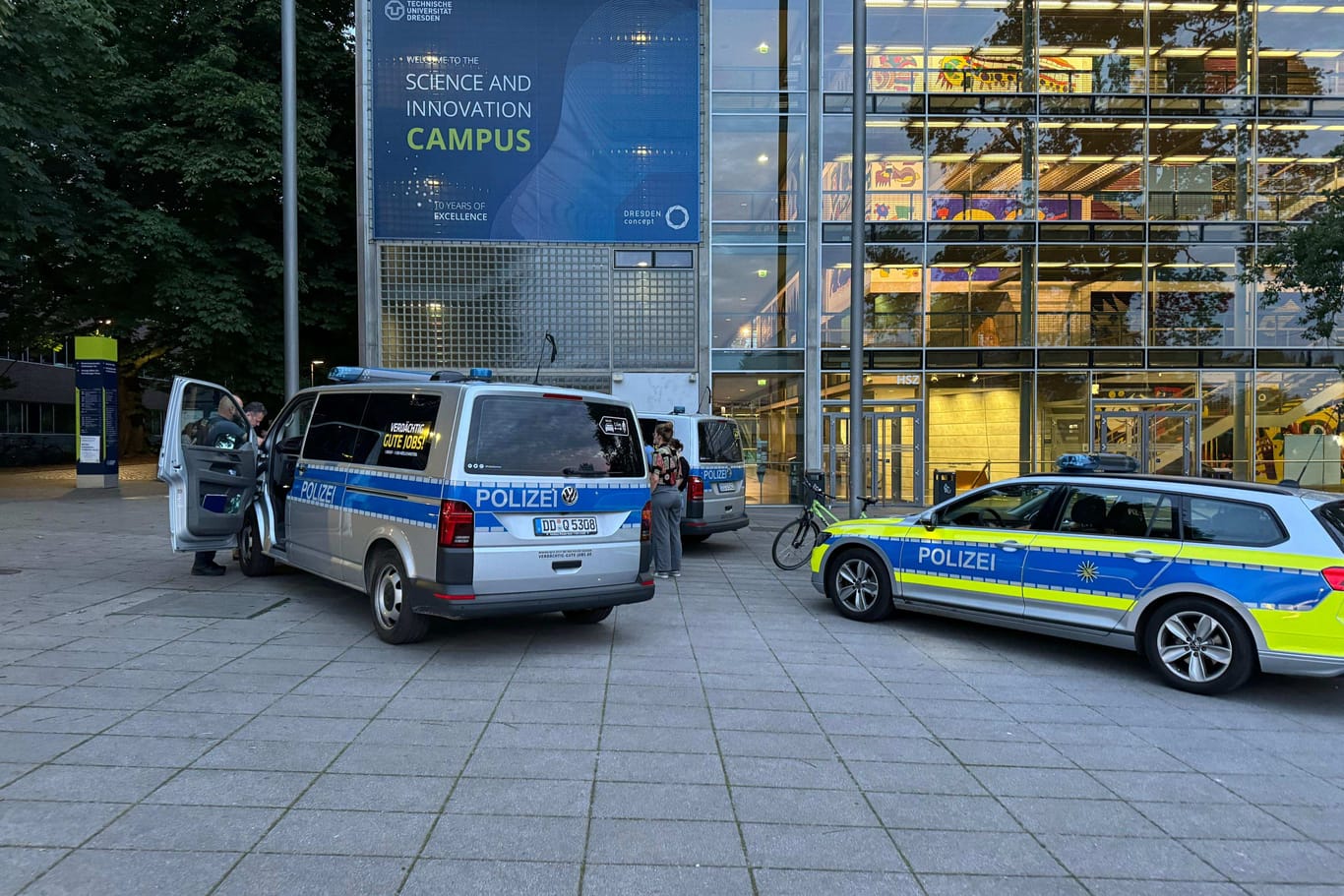 Polizeieinsatz vor der TU Dresden: Aus Sicherheitsbedenken wurde die Veranstaltung gar nicht erst öffentlich beworben.