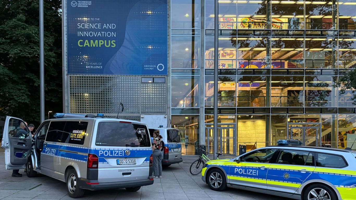 Polizeieinsatz vor der TU Dresden: Aus Sicherheitsbedenken wurde die Veranstaltung gar nicht erst öffentlich beworben.