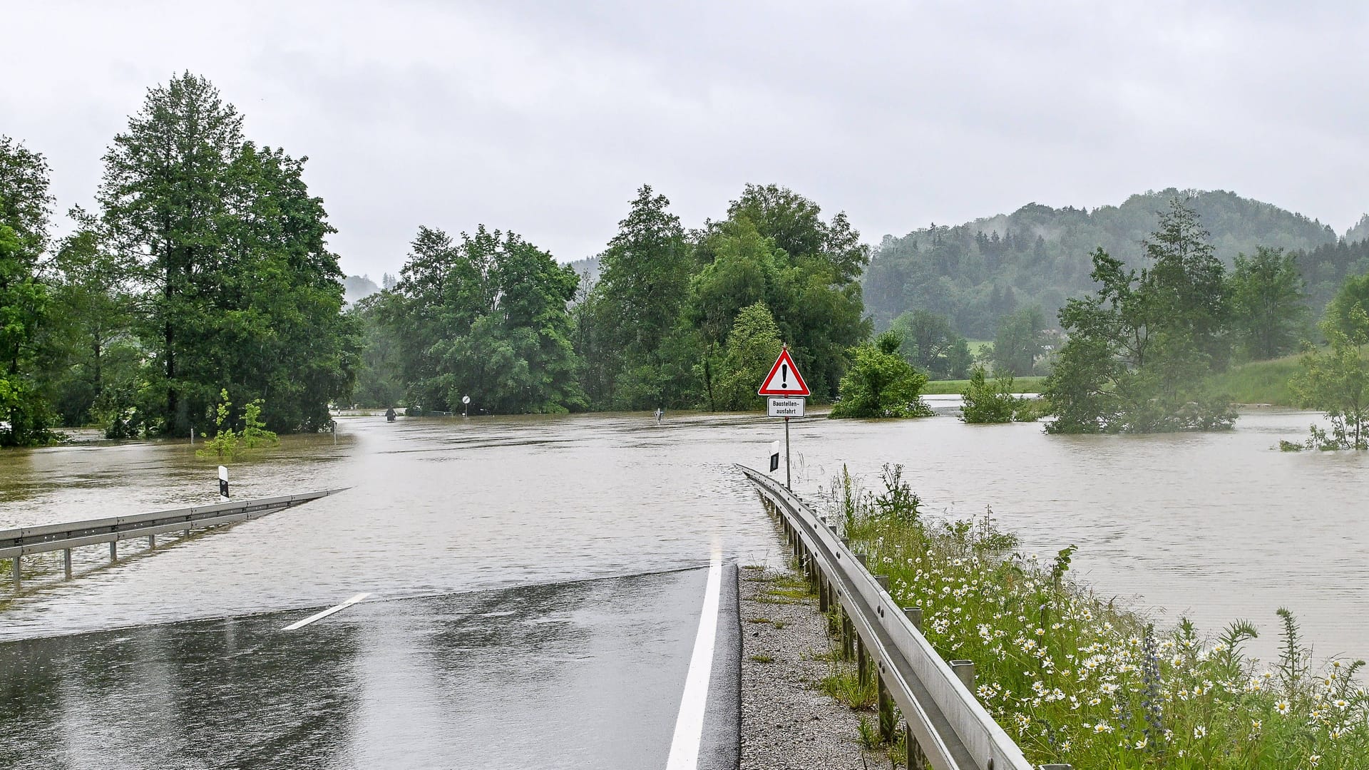 Hochwasser im Unterallgäu bei bei Markt Rettenbach: Hier rutsche die Frau mit ihrem Auto von der Straße.