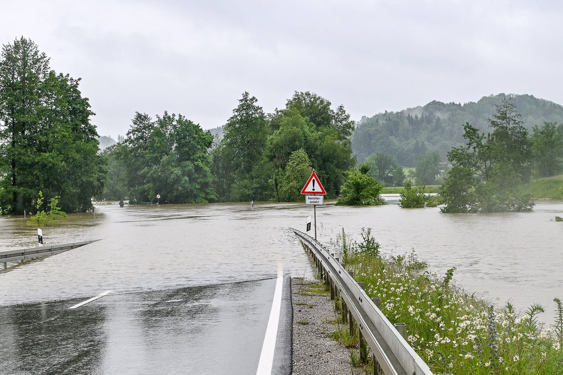 Hochwasser im Unterallgäu bei bei Markt Rettenbach: Hier rutsche die Frau mit ihrem Auto von der Straße.