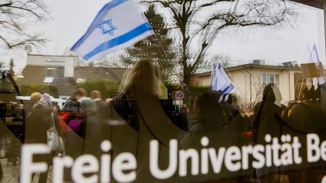 ARCHIV - Eine Israel-Flagge spiegelt sich in einer Scheibe der Freien Universität Berlin. Foto: Christoph Soeder/dpa