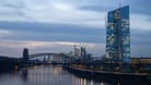 Die Europäische Zentralbank (EZB) ragt vor der Bankenskyline von Frankfurt in den Himmel.