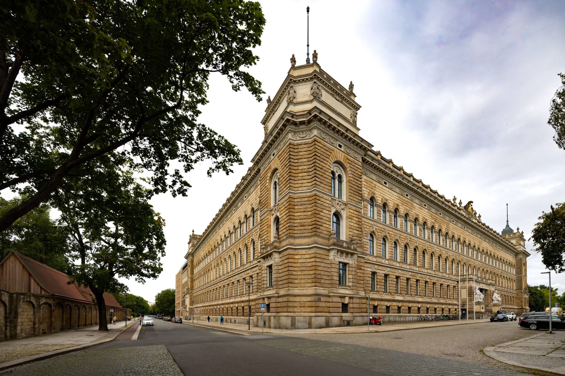 Landgericht Dresden (Archivfoto): Hier ging am Donnerstag ein Prozess gegen den "Freie Sachsen"-Chef Max Schreiber zuende.