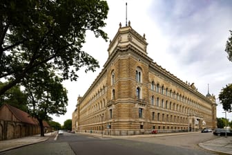 Landgericht Dresden (Archivfoto): Hier ging am Donnerstag ein Prozess gegen den "Freie Sachsen"-Chef Max Schreiber zuende.