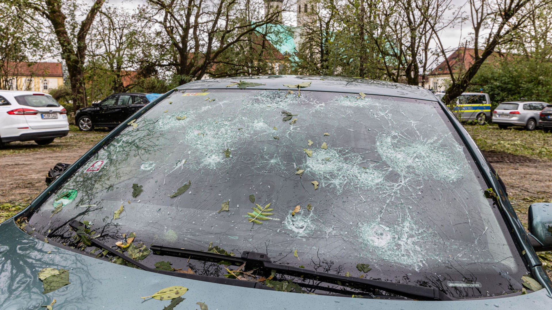 Mit voller Wucht: Je nach Größe und Tempo können Hagelkörner sogar die Scheiben des Autos durchschlagen.