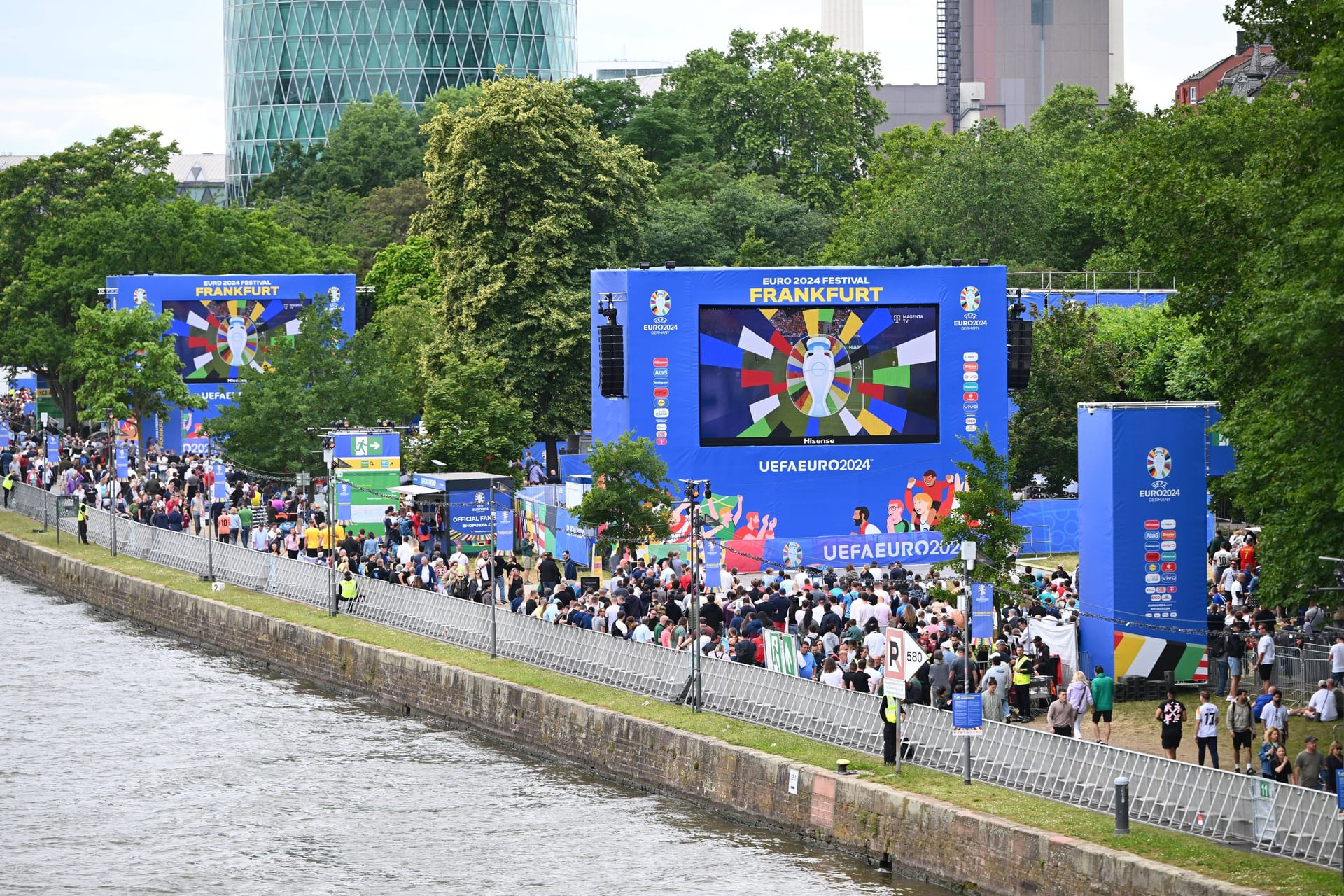 Die Fan Zone am Mainufer (Archivbild): Inzwischen ist ein Teil des Geländes wieder geöffnet.