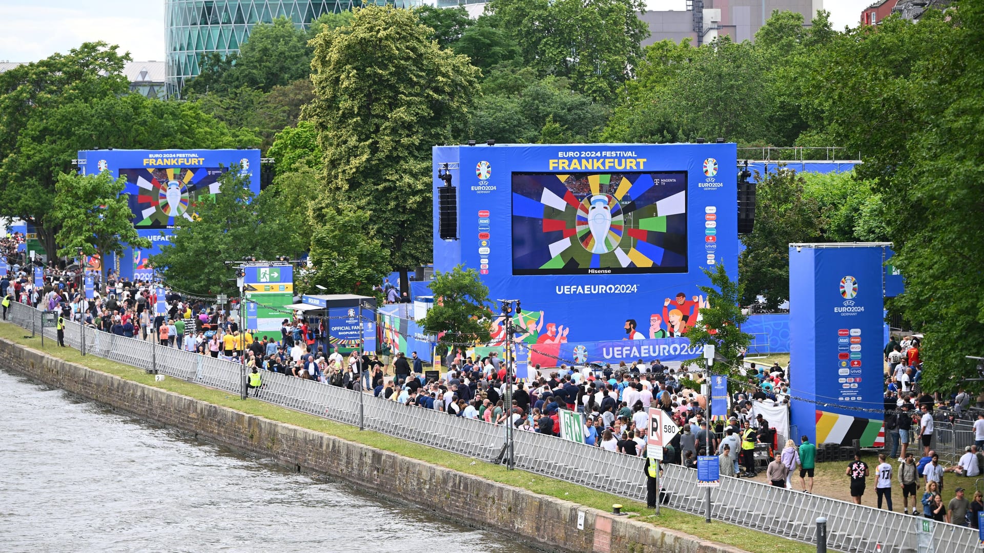 Die Fan Zone am Mainufer (Archivbild): Inzwischen ist ein Teil des Geländes wieder geöffnet.