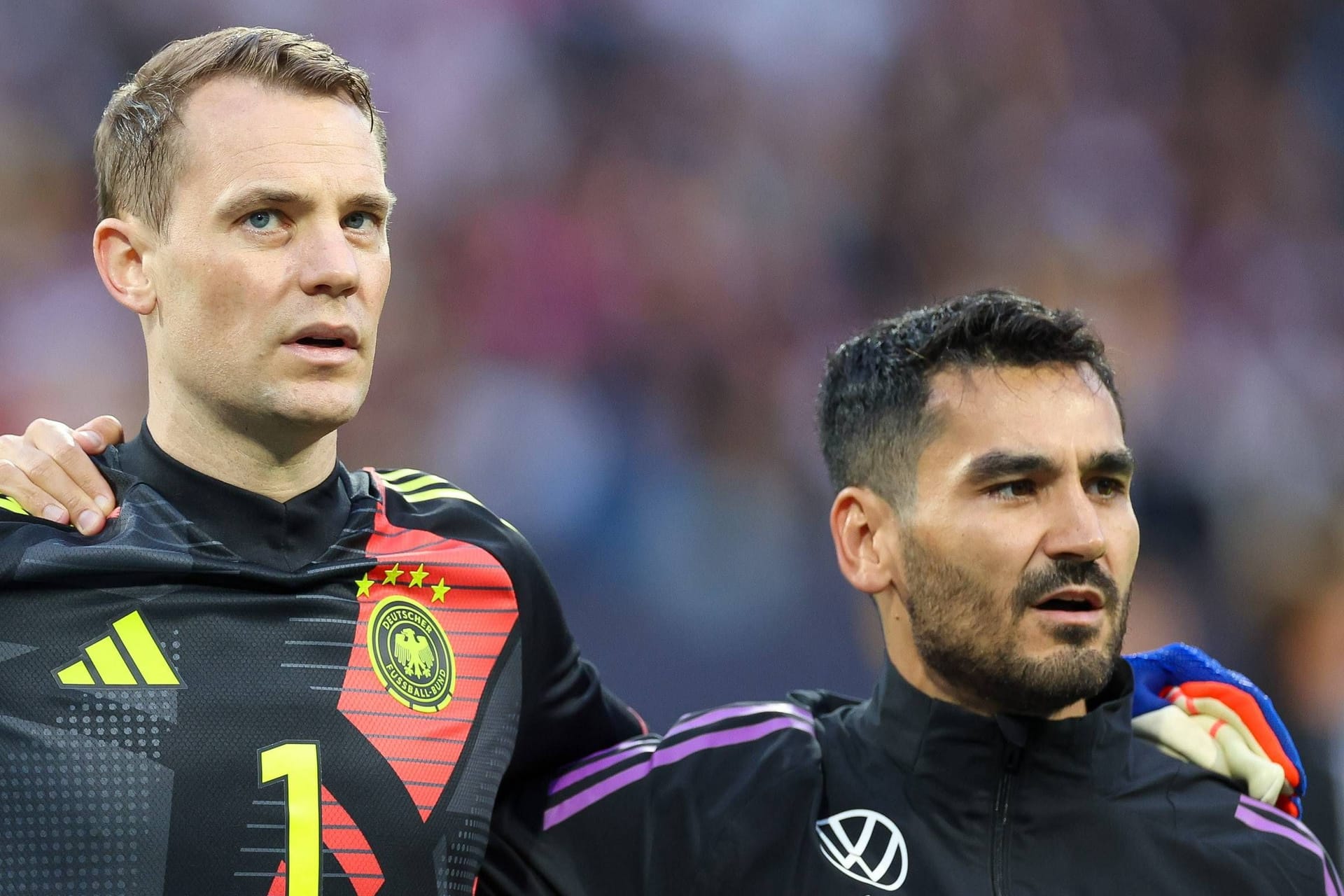 Manuel Neuer (l.) und Ilkay Gündogan (r.): Einige t-online-Leser halten die Fußballer des EM-Kaders für unwürdig.