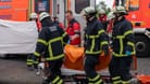 Feuerwehrleute transportieren die Leiche ab: Im Hafen Oortkaten wurde am Mittwoch eine leblose Person gefunden.