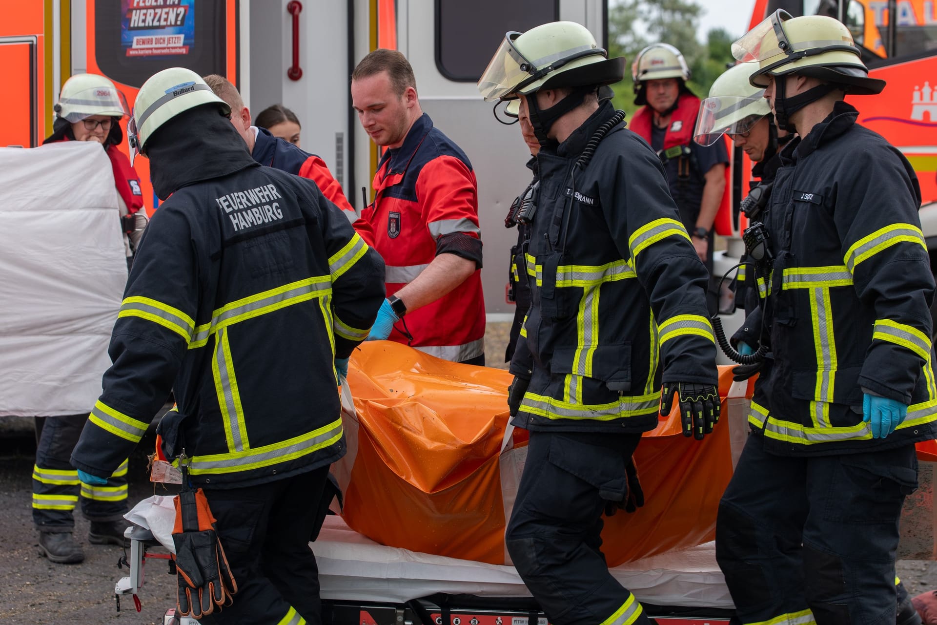 Feuerwehrleute transportieren die Leiche ab: Im Hafen Oortkaten wurde am Mittwoch eine leblose Person gefunden.