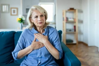 Mal stolpert es, mal rast es, mal setzt es kurz ganz aus: Herzprobleme während der Menopause sind keine Seltenheit.