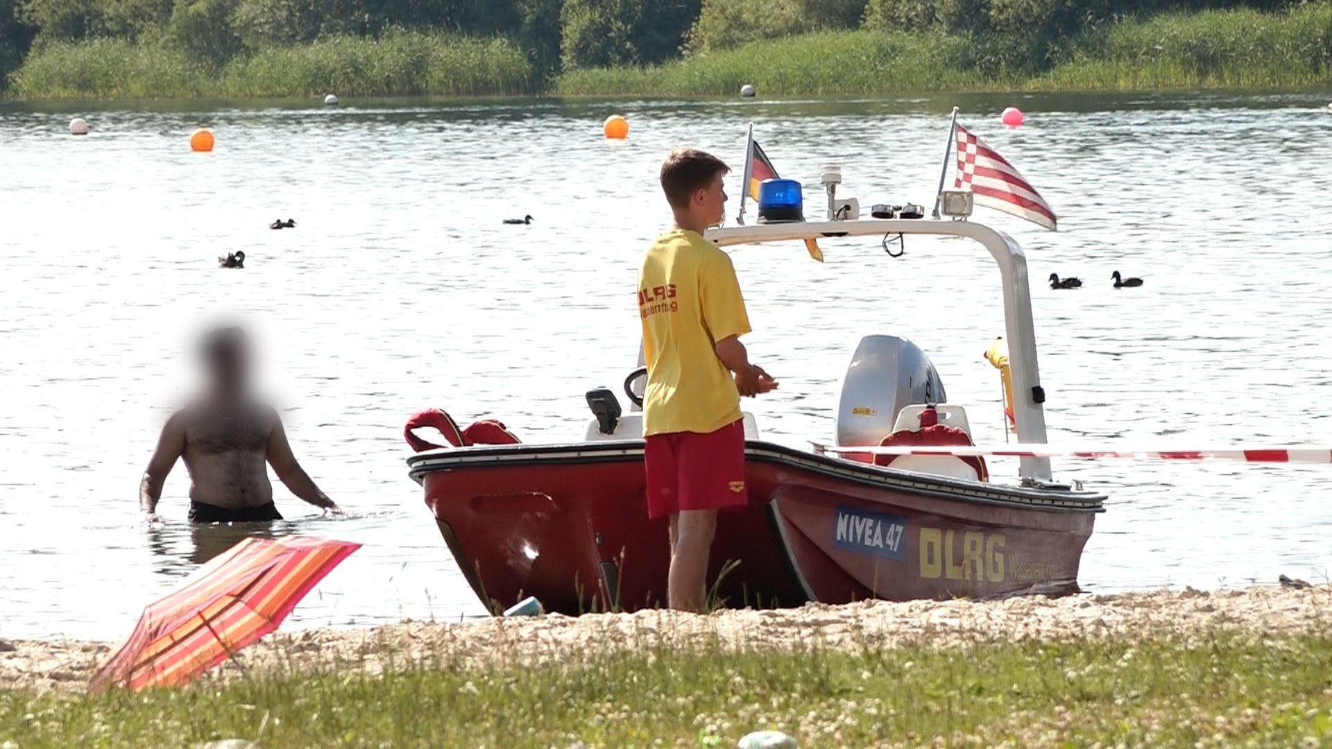 DLRG am Sportparksee nach dem Unglück: Die Kinder wurden in eine Klinik gebracht.