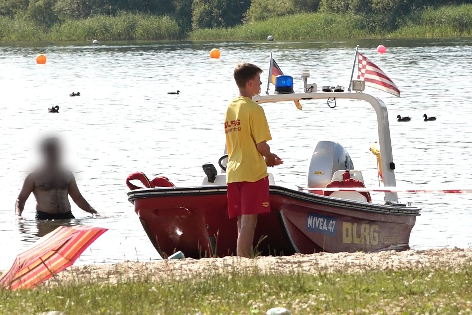 DLRG am Sportparksee nach dem Unglück: Die Kinder wurden in eine Klinik gebracht.