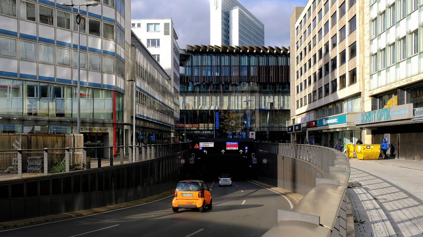 Einfahrt in den Kö-Bogen-Tunnel gen Norden, im Zentrum von Düsseldorf (Symbolbild): Die Durchfahrt wird für eine Nacht gesperrt.