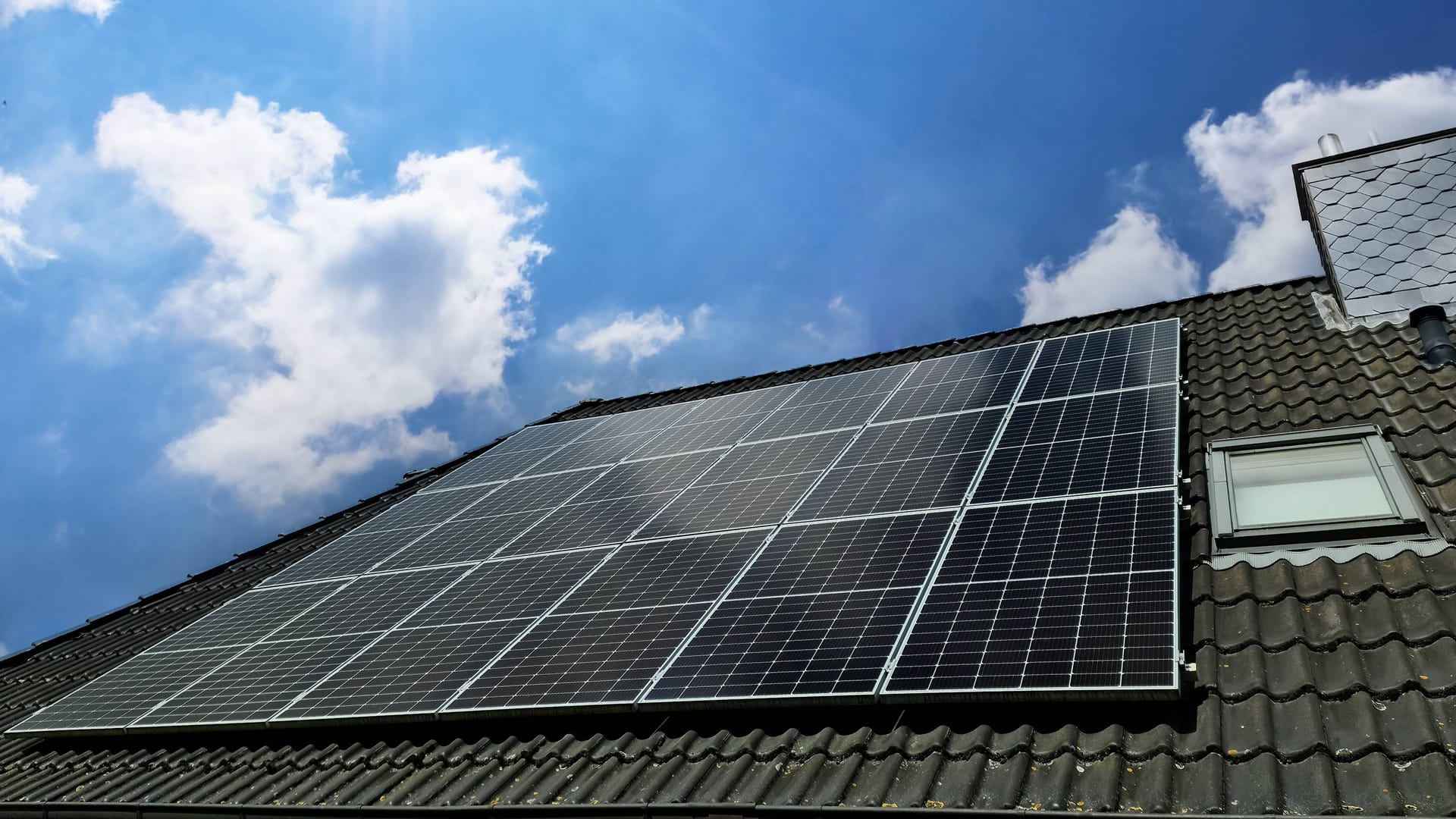 Solarzellen auf Hausdach (Symbolbild): In Deutschland werden sie zu selten auf Dächern von Unternehmen verbaut.