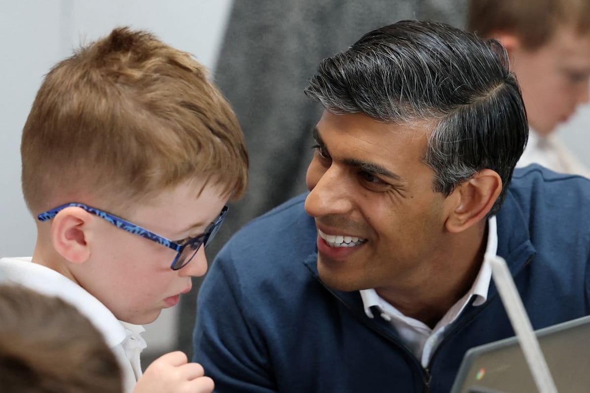 Rishi Sunak: Nach der Feier in Frankreich und mehreren Interviews besuchte der britische Premierminister eine Grundschule.