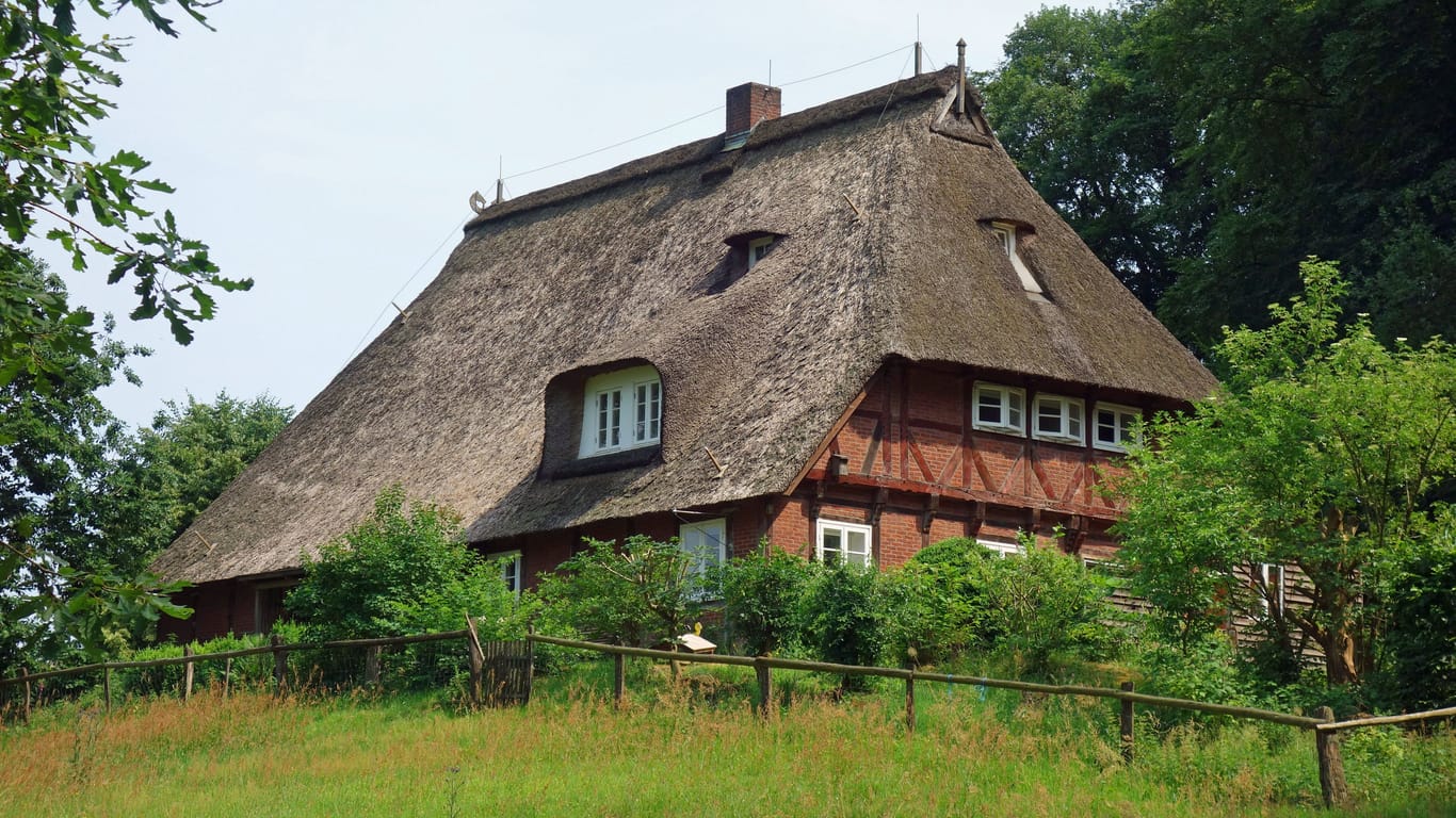 Ein traditionelles Fachwerkbauernhaus am Kiekeberg (Archivbild): Das Freilichtmuseum bei Hamburg zeigt, wie das Leben früher war.