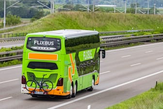 Ein Flixbus auf der Autobahn (Archivbild): In Potsdam wurde ein Bus gestoppt, weil beide Fahrer betrunken waren.