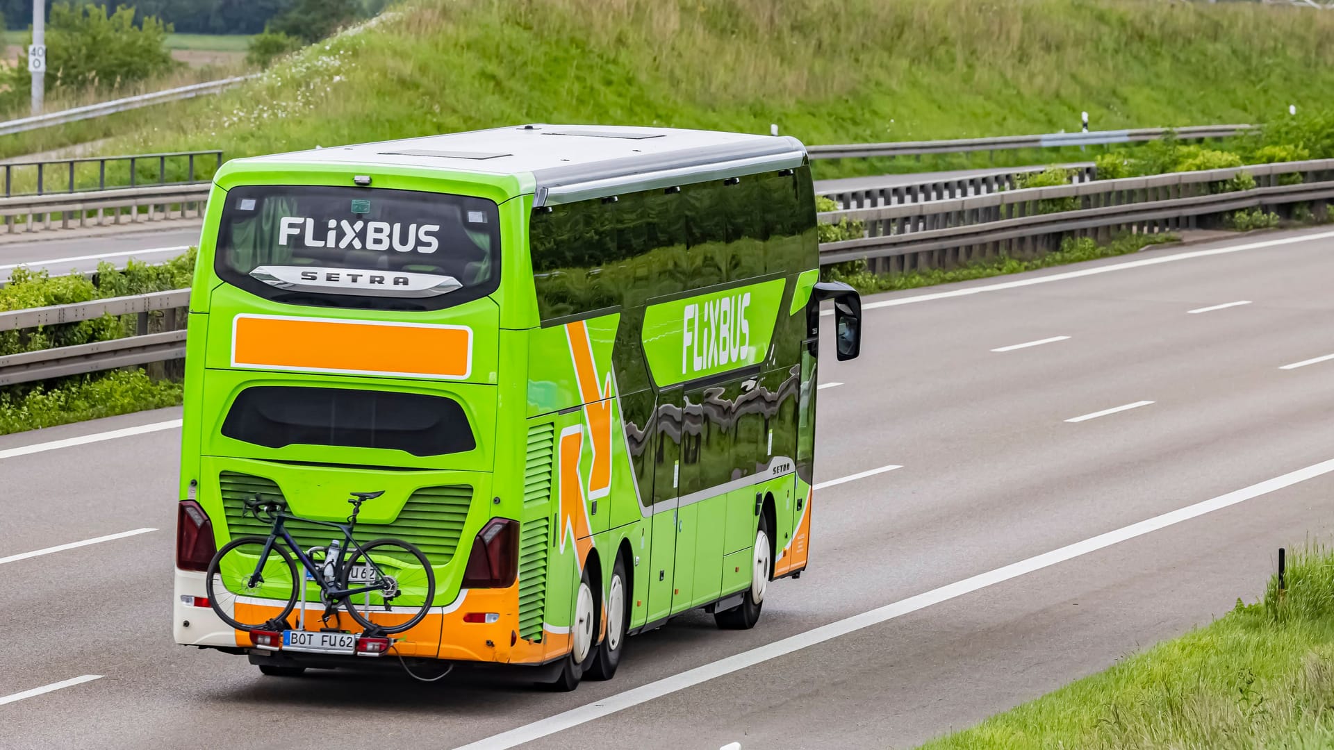 Ein Flixbus auf der Autobahn (Archivbild): In Potsdam wurde ein Bus gestoppt, weil beide Fahrer betrunken waren.