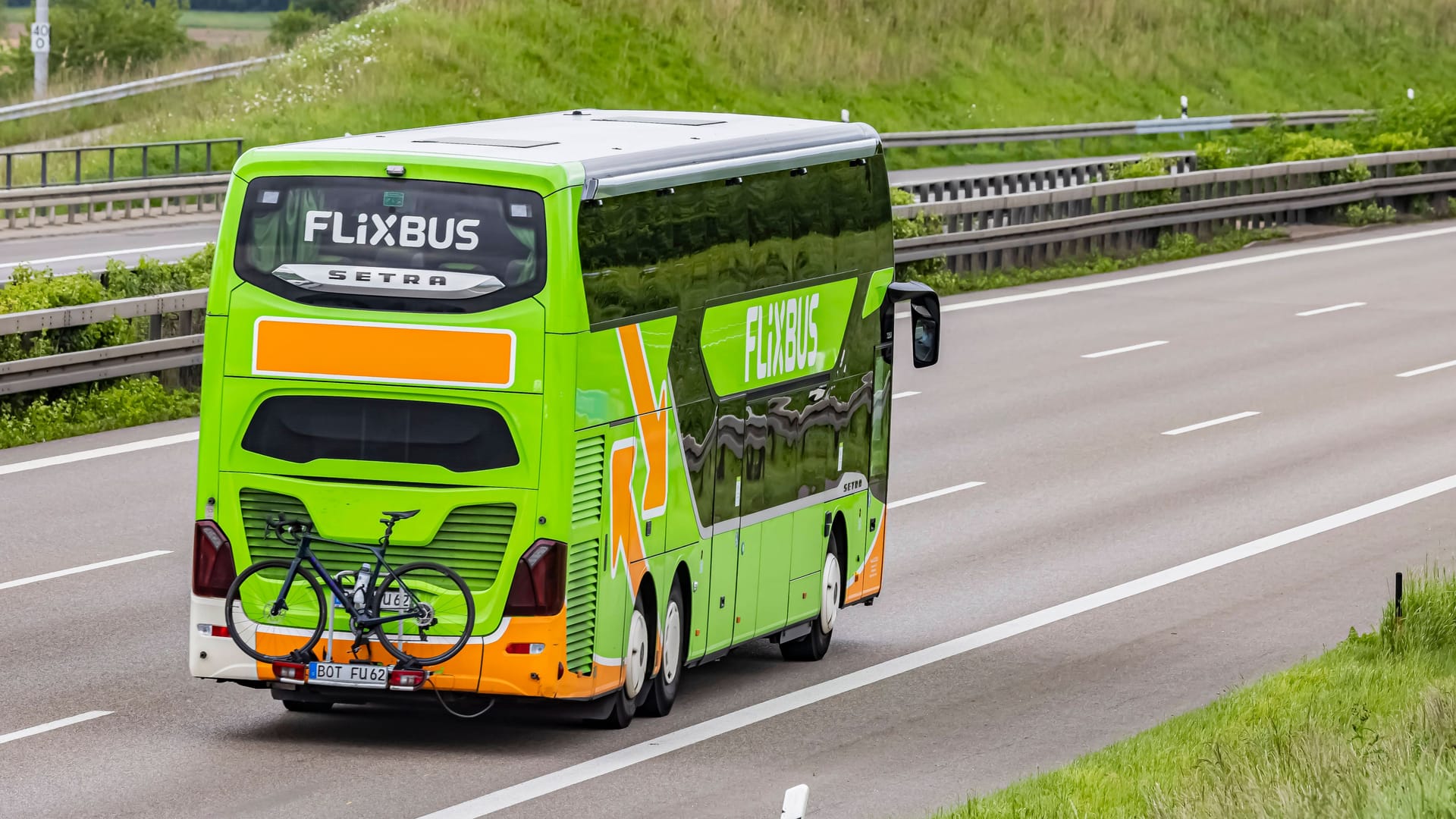 Ein Flixbus auf der Autobahn (Archivbild): In Potsdam wurde ein Bus gestoppt, weil beide Fahrer betrunken waren.