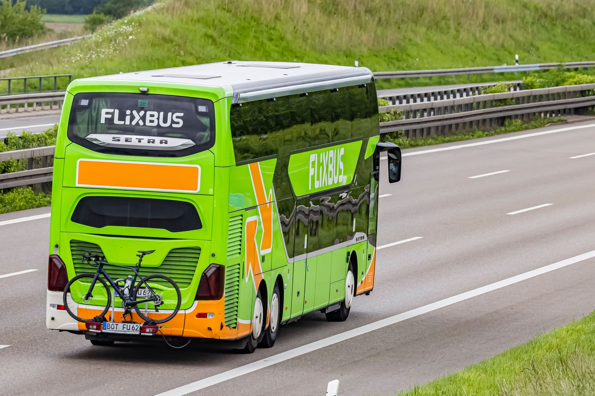 Ein Flixbus auf der Autobahn (Archivbild): In Potsdam wurde ein Bus gestoppt, weil beide Fahrer betrunken waren.