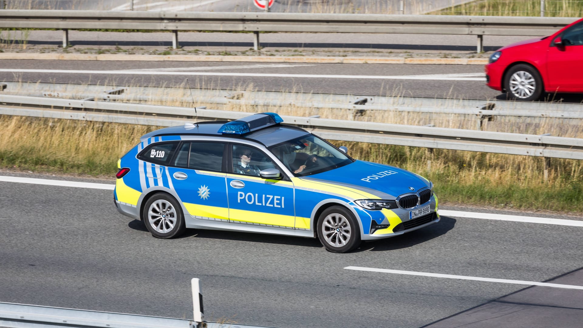 Ein Auto der bayerischen Polizei (Archivbild): Die beiden Männer wurden vorläufig festgenommen.