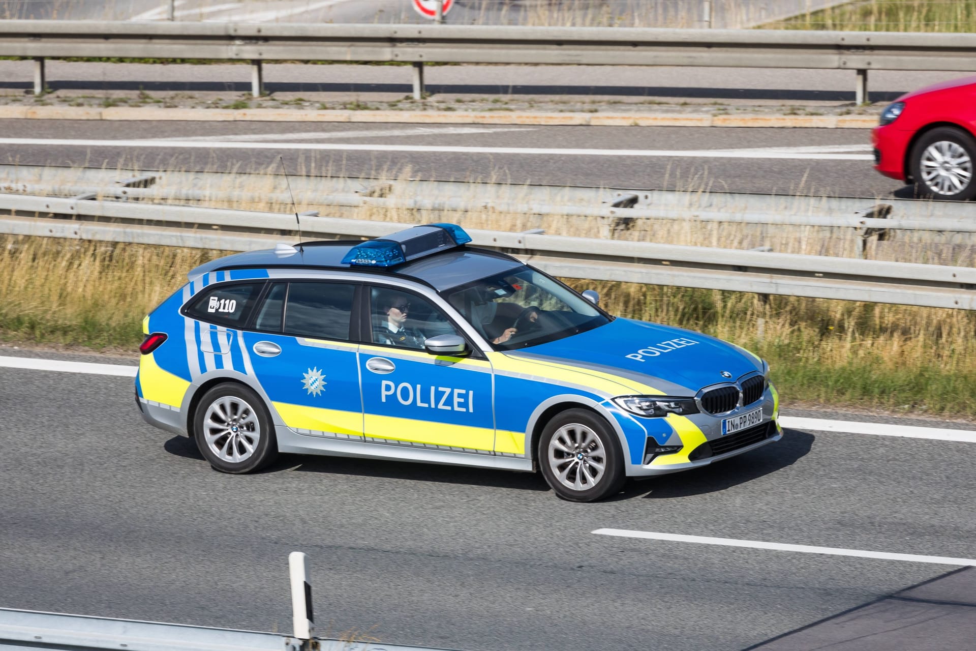 Ein Auto der bayerischen Polizei (Archivbild): Die beiden Männer wurden vorläufig festgenommen.