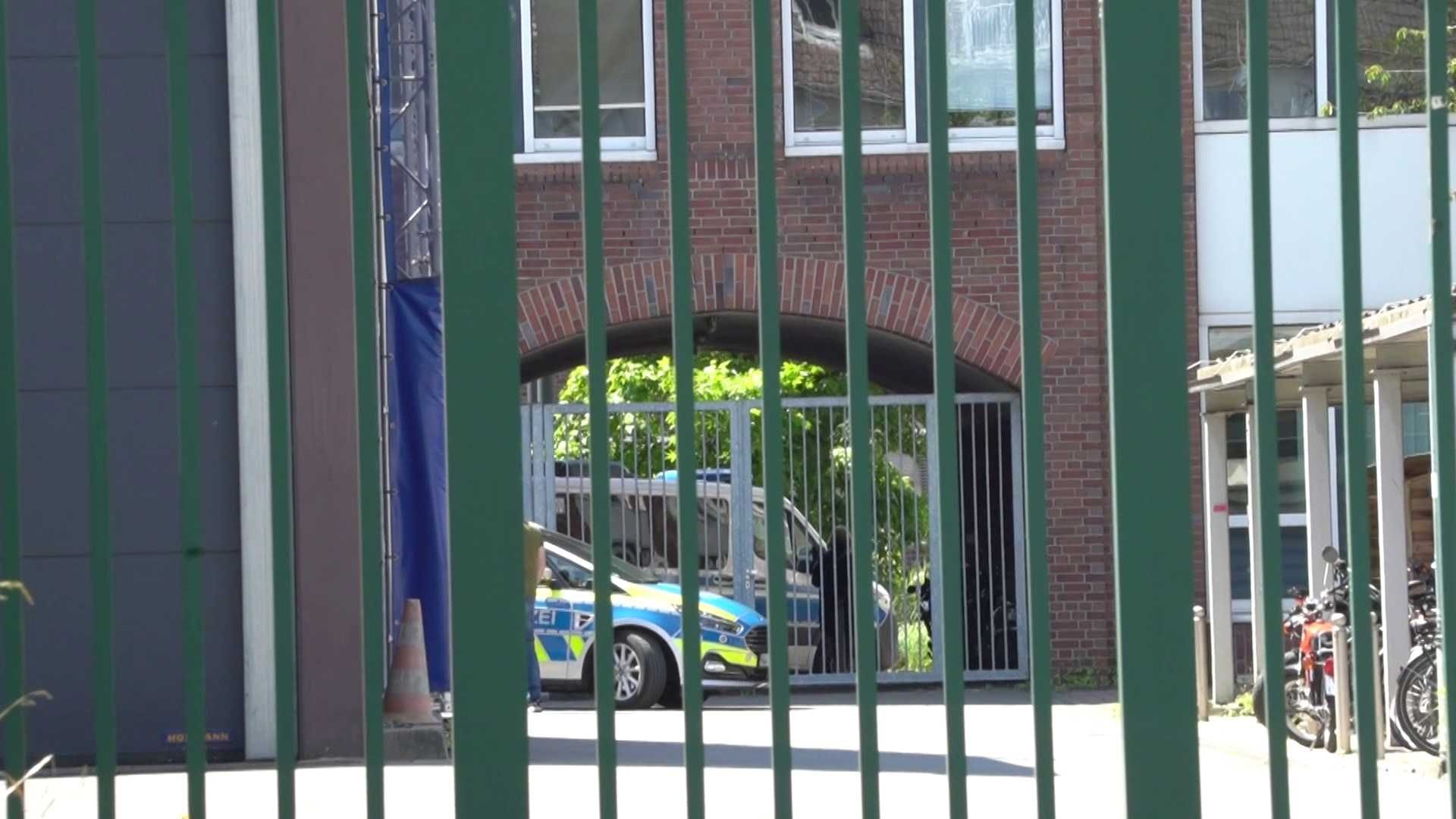 Außenansicht des Polizeipräsidiums in Dortmund mit parkenden Einsatzfahrzeugen (Archivbild).